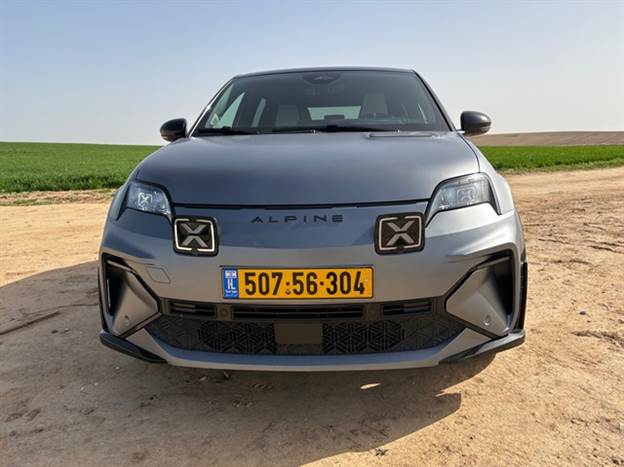 התנהגות הכביש נעה על הקו שבין שובבה למופרעת. ואנחנו אוהבים את זה