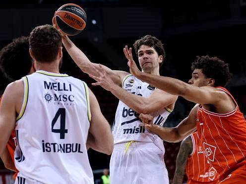 "עושה להם בית ספר". בראיינט (GETTY)