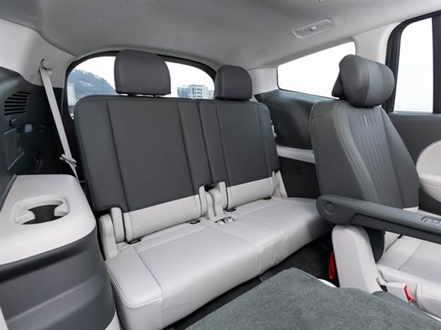 בשורה השלישית יש שקעי USB ופתחי מיזוג