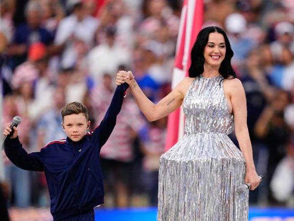 וקייטי פרי שהפגינה נוכחות (Photo by Jose Hernandez/Anadolu via Getty Images)