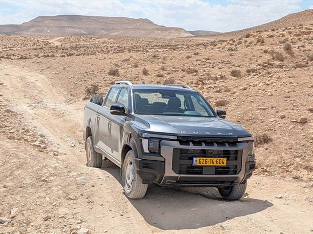 יכולות השטח השתפרו קלות לעומת הדגם היוצא, אבל הוא עדיין לא מאיים על ההיילקס בסעיף הזה
