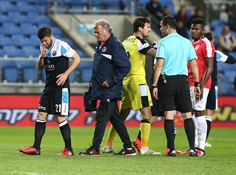 לא יכהן עוד כקפטן שלישי. רואש (אלן שיבר)