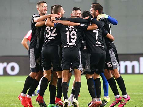 אושר גדול ברעננה אחרי הניצחון על ב"ש (צילום: דני מרון)