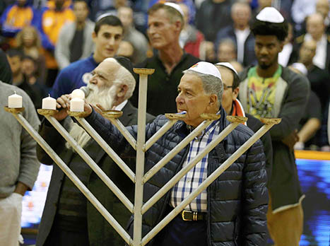 יכול לחגוג קצת בחנוכה. שמעון מזרחי (אלן שיבר)