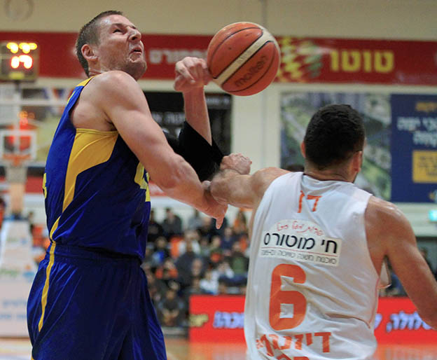 נוצא את עצמו תחת בגאצקיס. אייברסון (אלן שיבר)