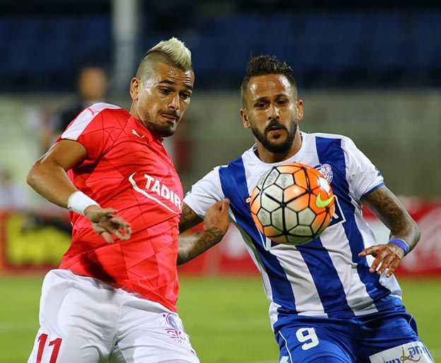 אסי ומאור. יצא להגנת אחיו (לירון מולדובן)