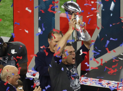 בריידי מניף את הגביע. איזה סיום מופלא לעונה אדירה (Getty)