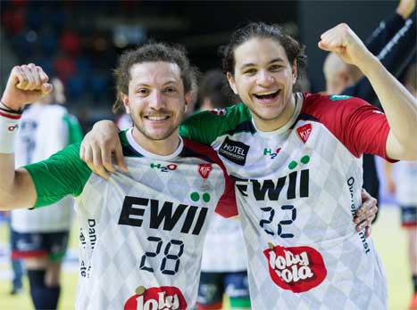 ניצחון חוץ. שחקני קולדינג חוגגים (עודד קרני)