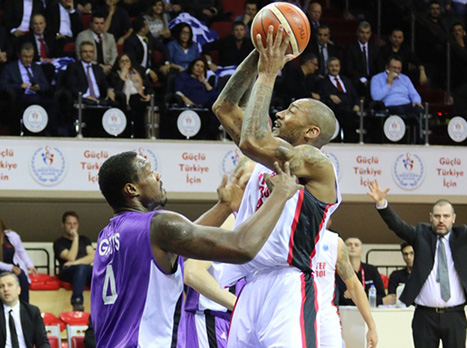 החיוכים השתחררו ואחריהם גם הדמעות (צילום: מנהלת הליגה)