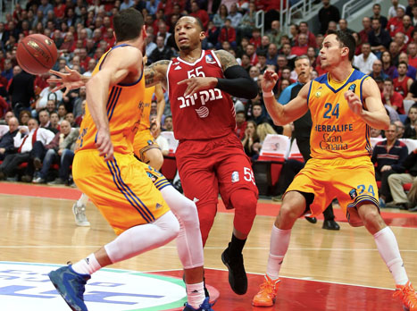 ג'רלס בחדירה לצבע. פתיחה מפוזרת, אבל שיפור לקראת סיום הרבע (אלן שיבר)