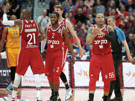 התמקמו בסמוך לטרמינל (אלן שיבר)