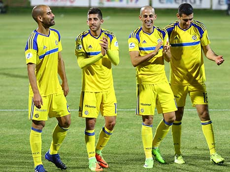 שחקני מכבי חוגגים בסיום. מרגישים שהכל תלוי בהם (לירון מולדובן)