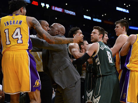 הרגע שהכעיס את וולטון. משמאל: איש הצוות של מילווקי דוחף את ברנדון אינגרם (getty)