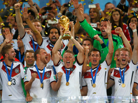 גרמניה מניפה את גביע העולם. מסתמן טורניר שונה בתכלית (Getty)
