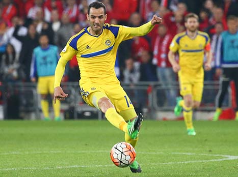 מאמצים להשאיר אותו. רובן מיקאל (צילום: דני מרון)