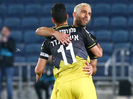 איינבינדר חוגג עם שכטר. הקפטן הביא שינוי מהספסל (צילום: דני מרון)