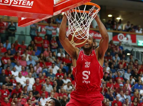 תומפסון במדי הפועל ת"א. "צריכה לייצג את האוהדים" (אלן שיברר)