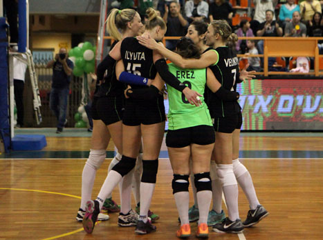 עדיין בחיים. מכבי חיפה חוגגת (איגוד הכדורעף)