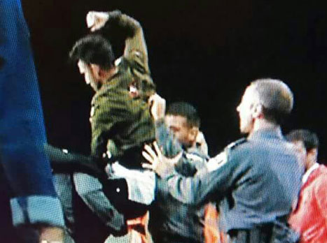 דגני במהלך העימות. לא נעים