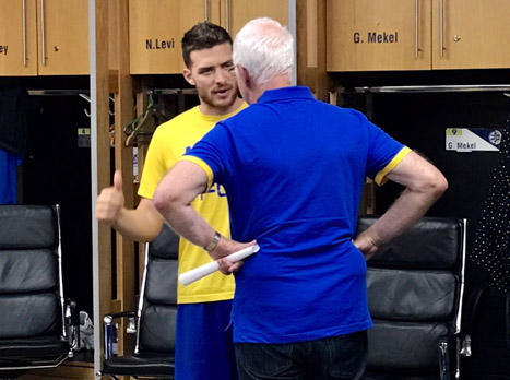 מכיר טוב חלק מהשחקים. עם מקל (מכבי ת"א)