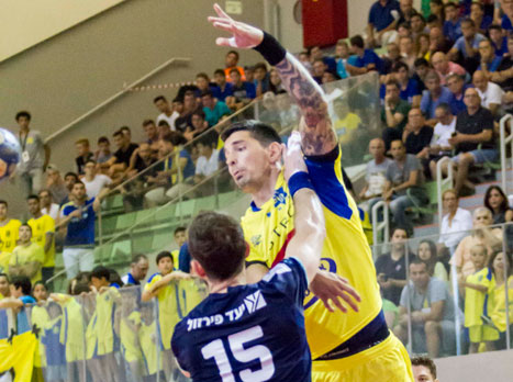 מכבי תל אביב ניסתה למנוע את החגיגות, אבל זה לא הספיק (צילום: יועד כהן, איגוד הכדוריד)