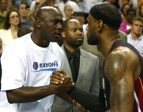 לברון עם ג'ורדן. ממשיך לרדוף (Getty)