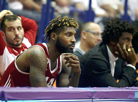 נראה מנותק ומרוחק. האוול (צילום: אלן שיבר)