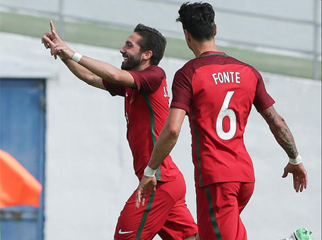 שתי בעיטות חופשיות זהות. מוטיניו (Twitter)