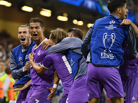 הבלאנקוס חגגו וידעו שעוד קצת והם מניפים שוב את הגביע (getty)