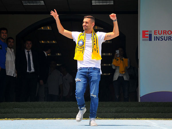 קניוק נכנס למגרש לקול תשואות הקהל (האתר הרשמי)