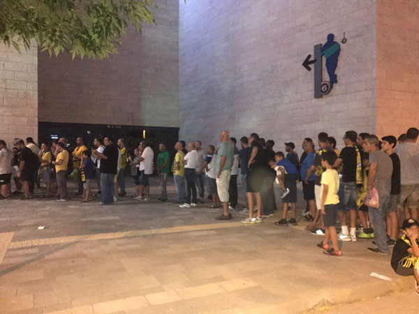 תורים ארוכים בכניסה לאצטדיון
