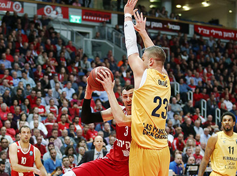 אומיץ' יוסיף פיזיות בהגנה (אלן שיבר)