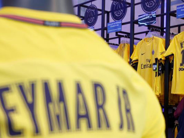 תורים ארוכים בחנויות המועדון (getty)