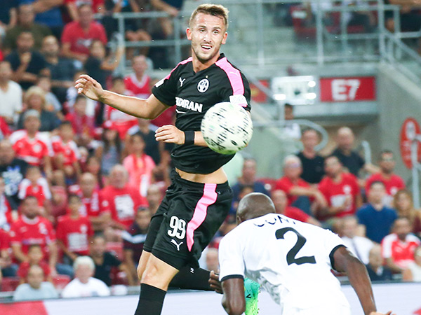 עדיין לא נכנס לעניינים. פקהארט (דני מרון)