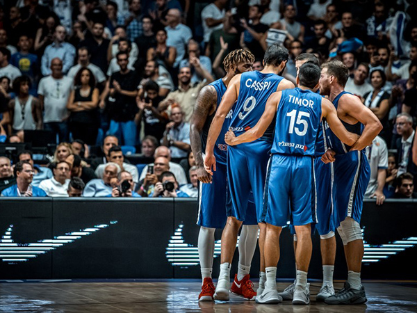חוויה לא נעימה גם מחוץ למגרש. שחקני הנבחרת (FIBA)