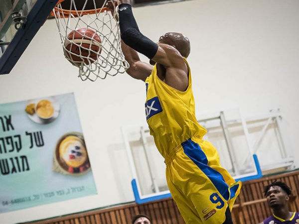 טיוס מטביע את חולון. לא הספיק למכבי (צילום: האתר הרשמי)