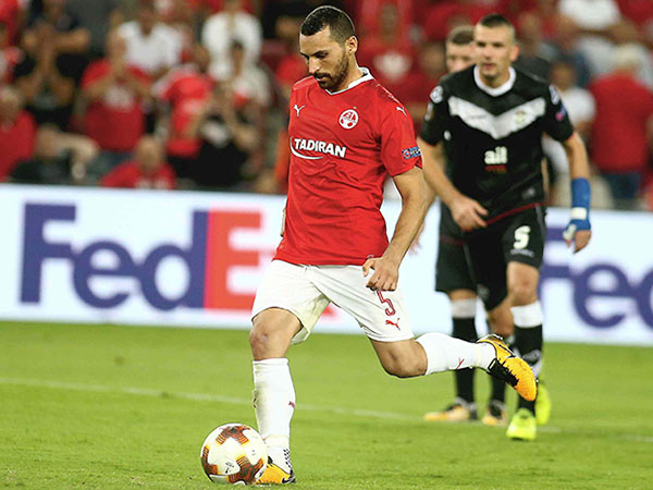 צדק. כבש בפנדל ואז השיב בשער עצמי אומלל (צילום: אלן שיבר)