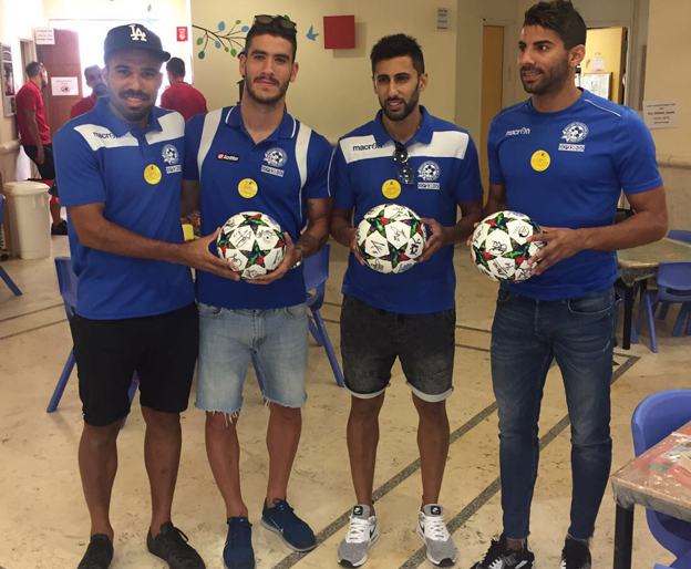 שחקני מכבי פ"ת בבית החולים שניידר (האתר הרשמי)