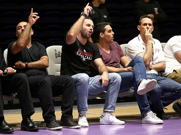 צפה מהצד וכעס. אורי אלון (אלן שיבר)