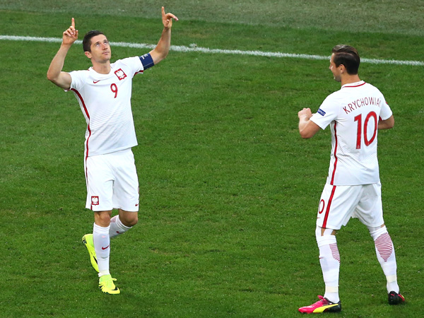 פולין ולבנדובסקי זקוקים ל-4 נקודות (getty)