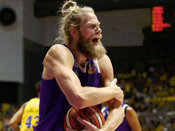 שולדברנד לא אהב את כל השריקות של השופטים (אלן שיבר)