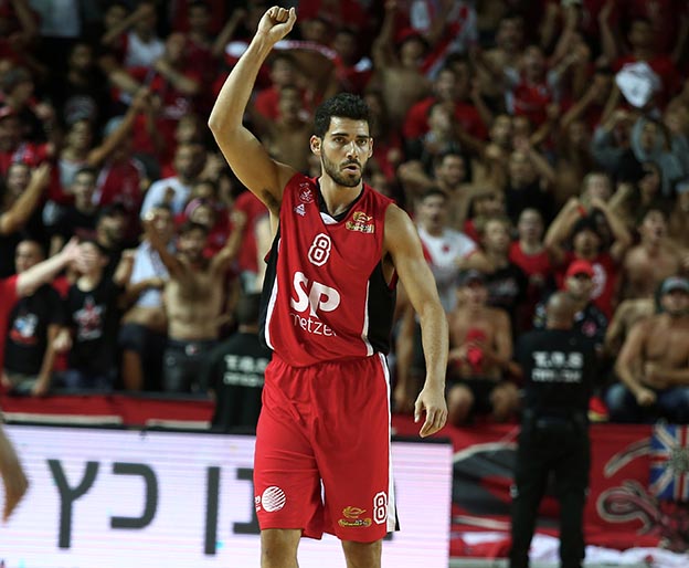 מנקו נהנה בדרייב אין (אלן שיבר)