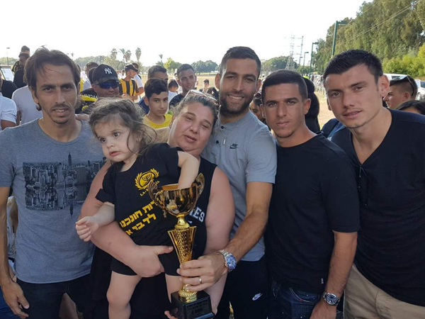 בניון, שכטר, ורד וסירושטיין עם משפחתו של אבי אלקיים ז"ל