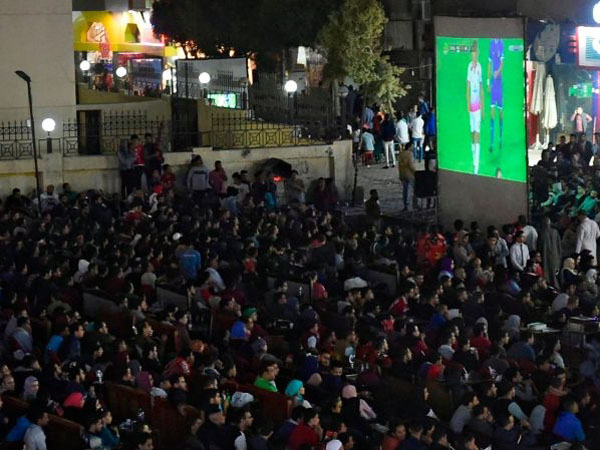 וגם ברחבי קזבלנקה הצטופפו התושבים לצפות ברגע הגדול. חגיגות גדולות צפויות הלילה בעיר