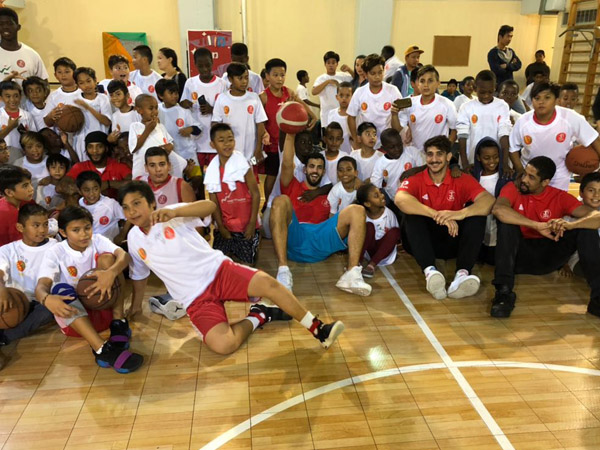 שחקני הפועל עם הילדים ברוגוזין. מטרה נעלה