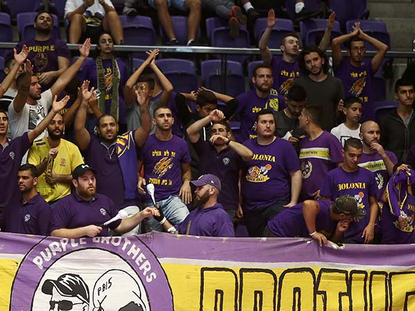 נהנה מהצגת כדורגל (מנהלת הליגה)