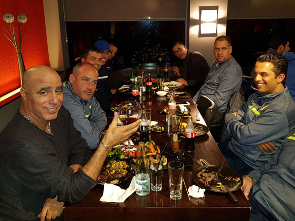 הצוות המקצועי והשחקנים חגגו את הניצחון במסעדת "קירה" של האוהד אסי אסולין