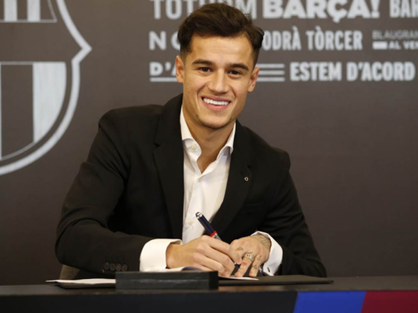 קוטיניו במעמד החתימה. ייעדר כ-20 ימים (האתר הרשמי של ברצלונה)