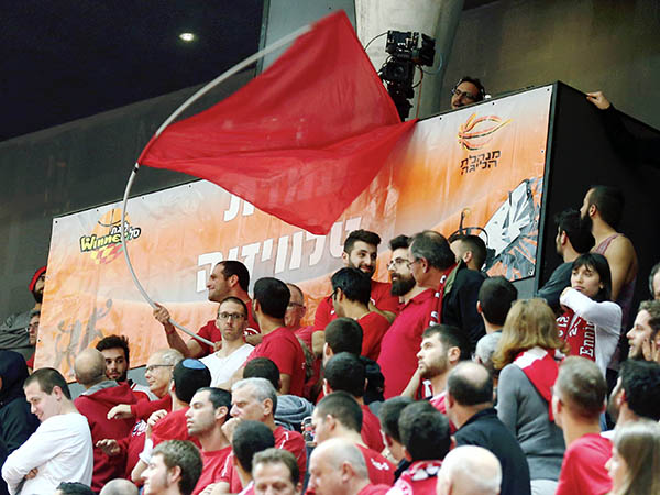 היציע מאחורי הסל ייסגר?