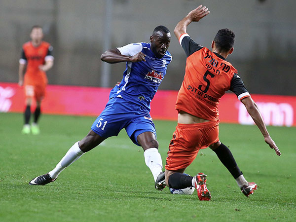 חבשי עוצר את טאדה. בני יהודה תנסה לשמור על כמה שיותר משחקני הסגל (אלן שיבר)